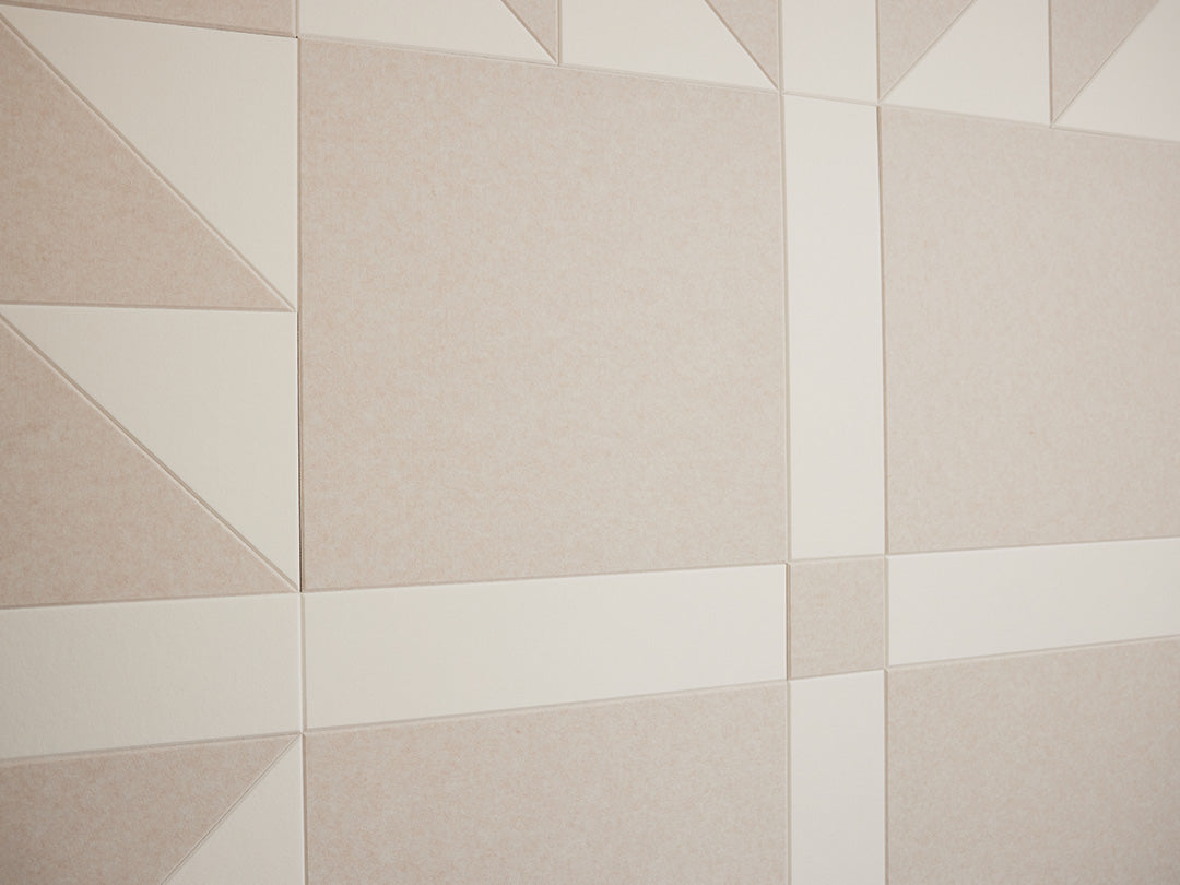 Geometric pattern with triangles in beige and white