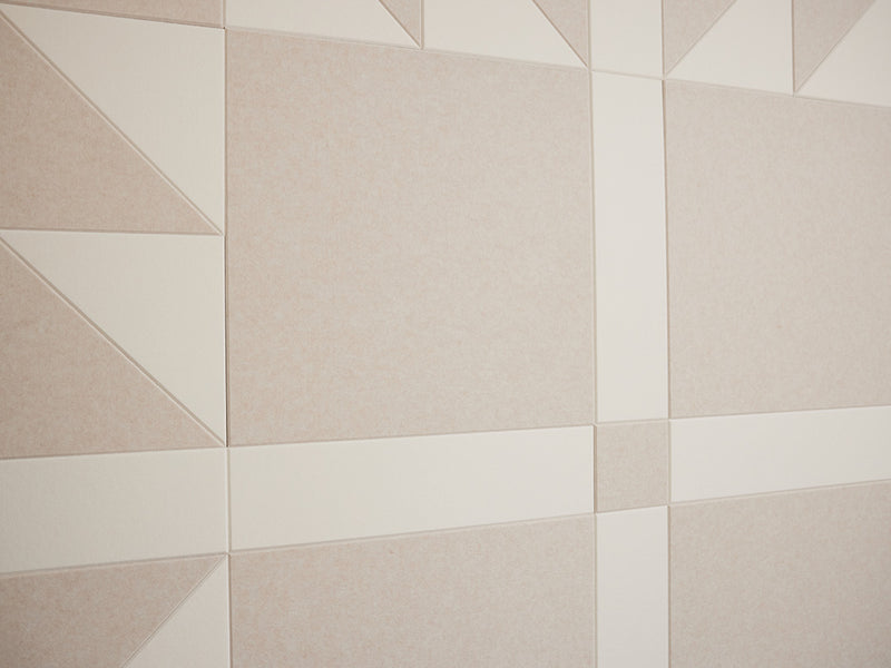 Geometric pattern with triangles in beige and white