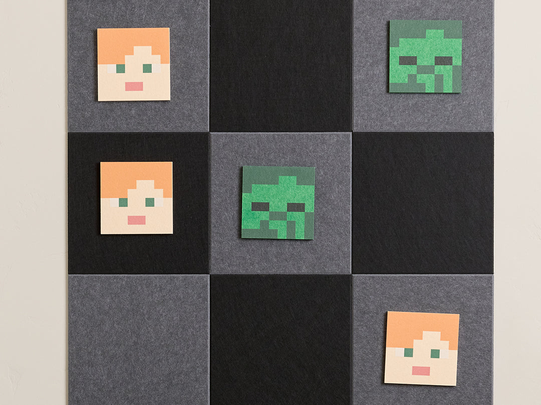 Minecraft™ Alex Tic-Tac-Toe Grey close-up