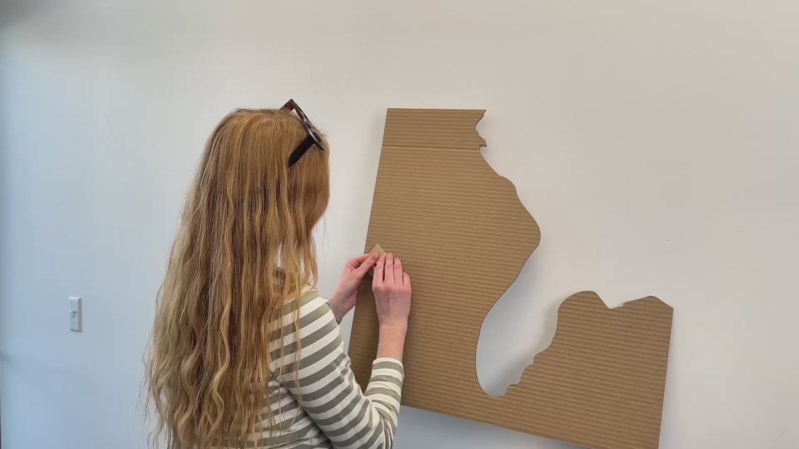 Video showing installation of  USA map wall art